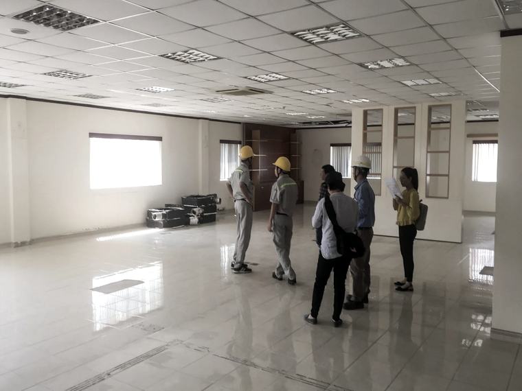 Đoàn khảo sát hiện trạng một sàn văn phòng đang bỏ trống
